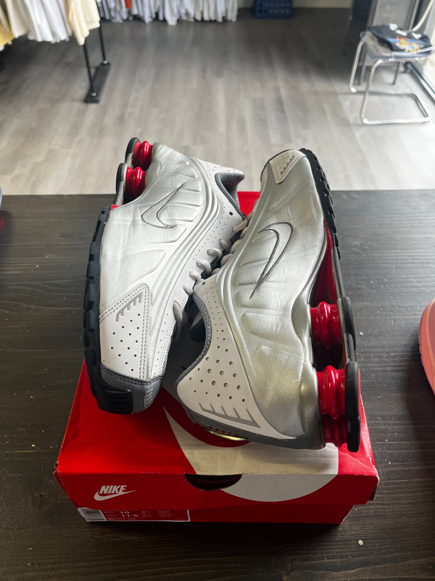Pre-Owned Nike Shox R4 Metallic Silver Comet Red