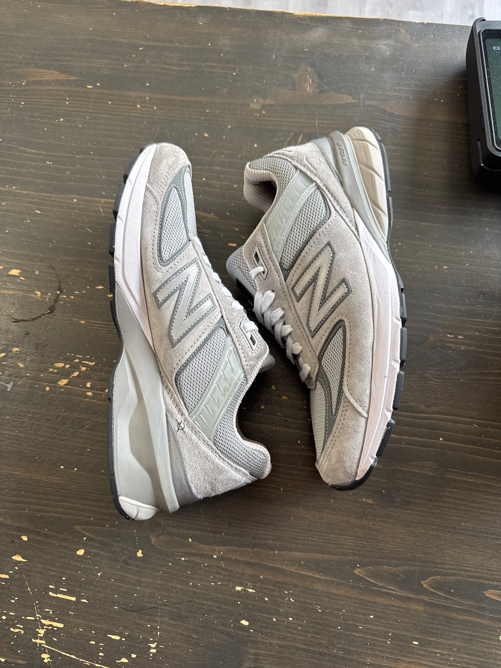 Pre-owned New Balance 990v5 Grey