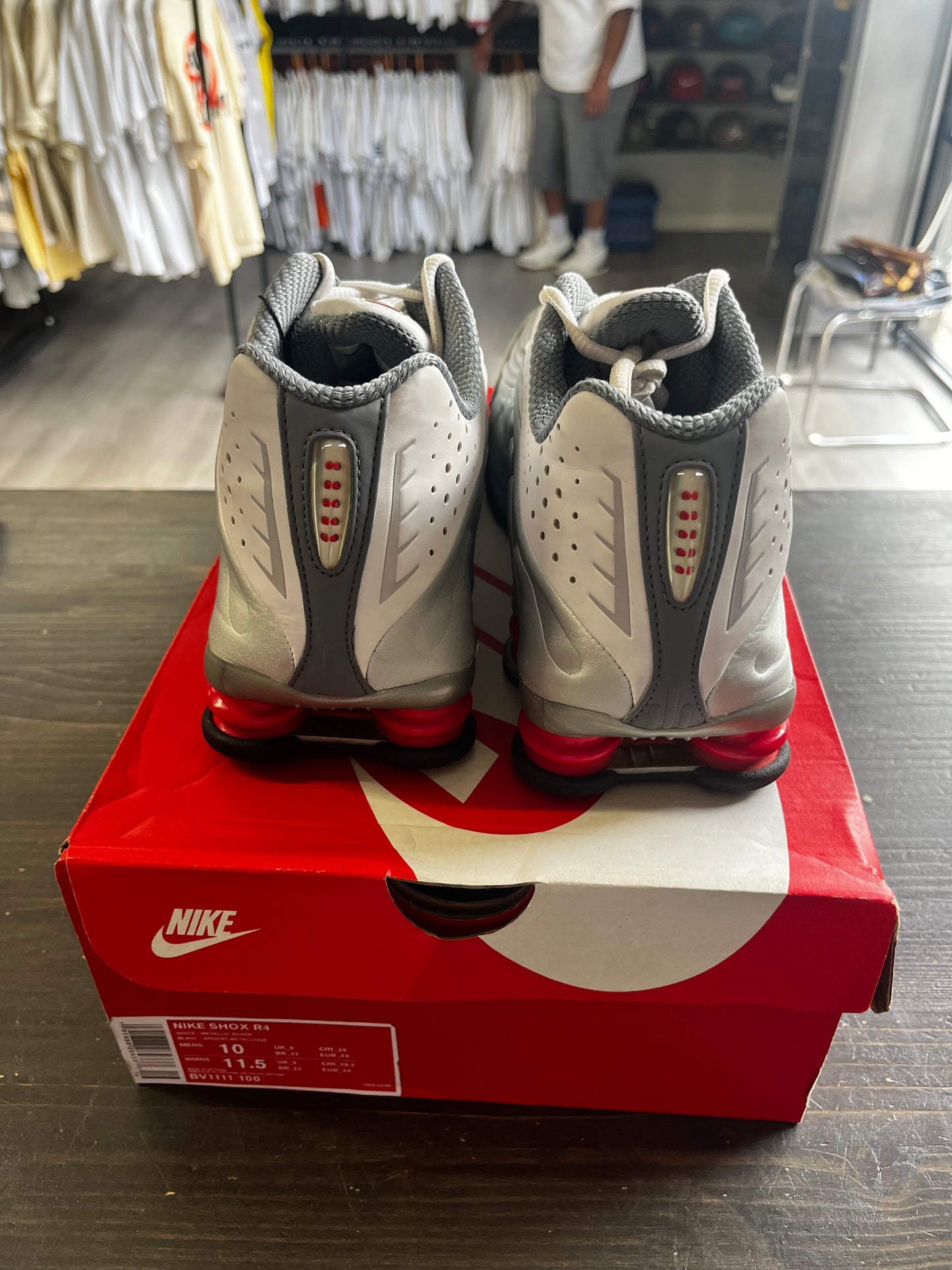 Pre-Owned Nike Shox R4 Metallic Silver Comet Red