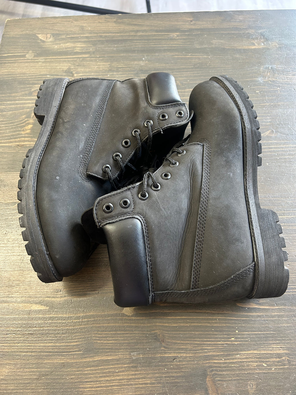 Pre-Owned Timberland 6” Boot Black Nubuck Premium