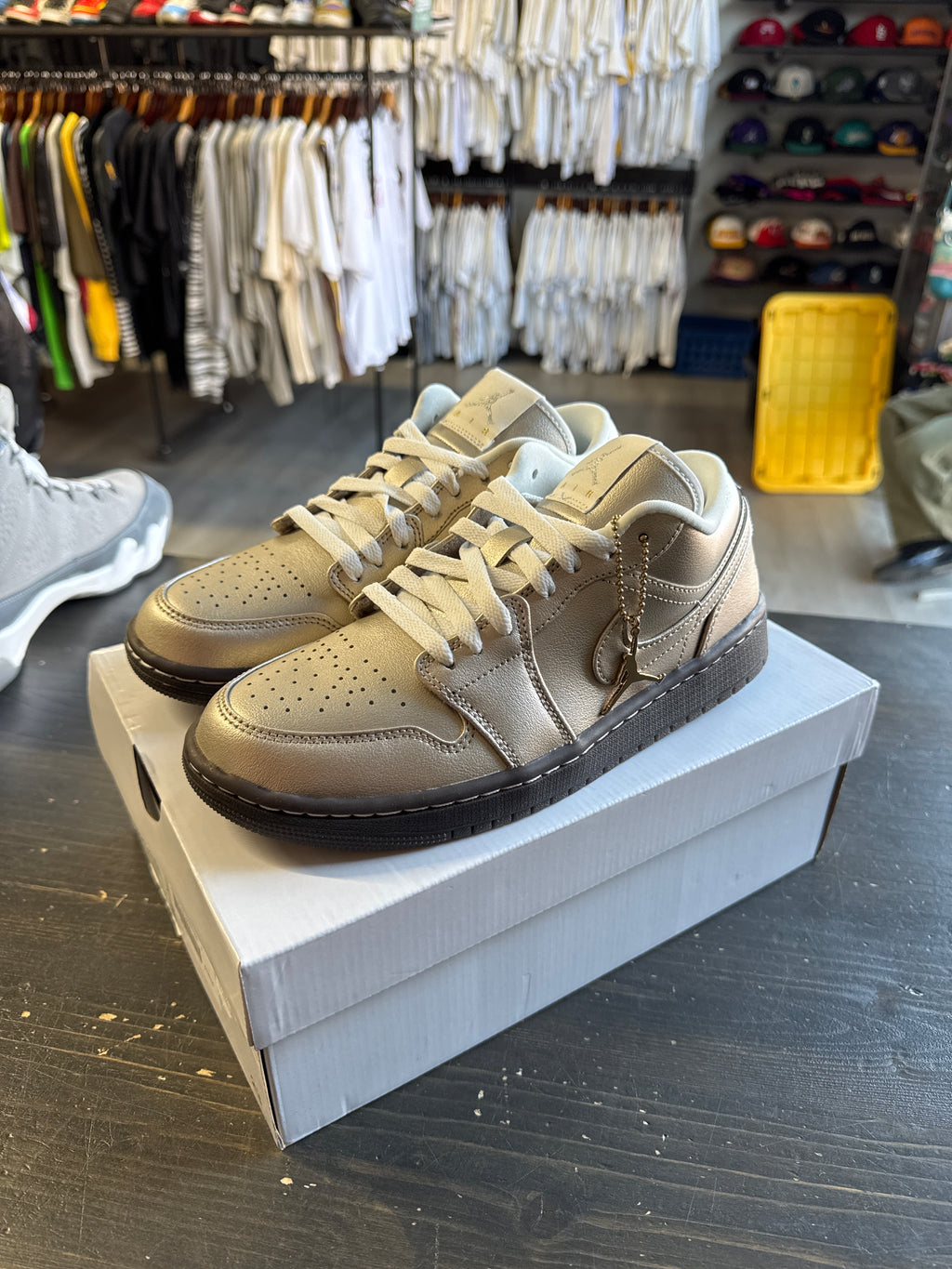 Jordan Retro 1 Low Women’s SE Metallic Zinc