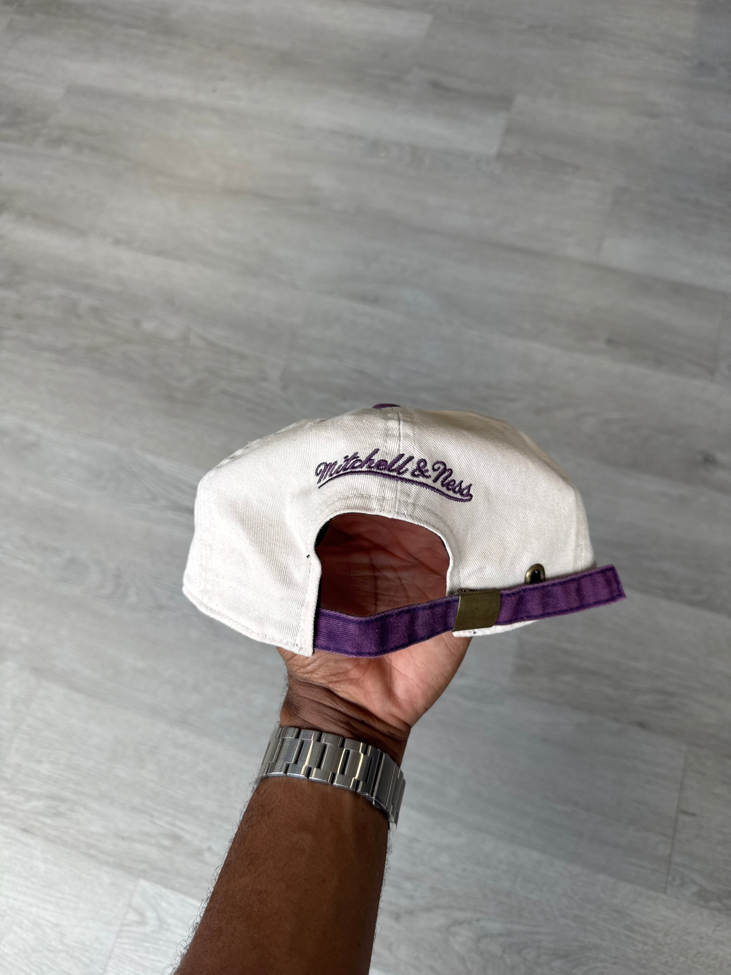 Mitchell & Ness UO Exclusive LA Lakers Back To Back Champs Baseball Hat