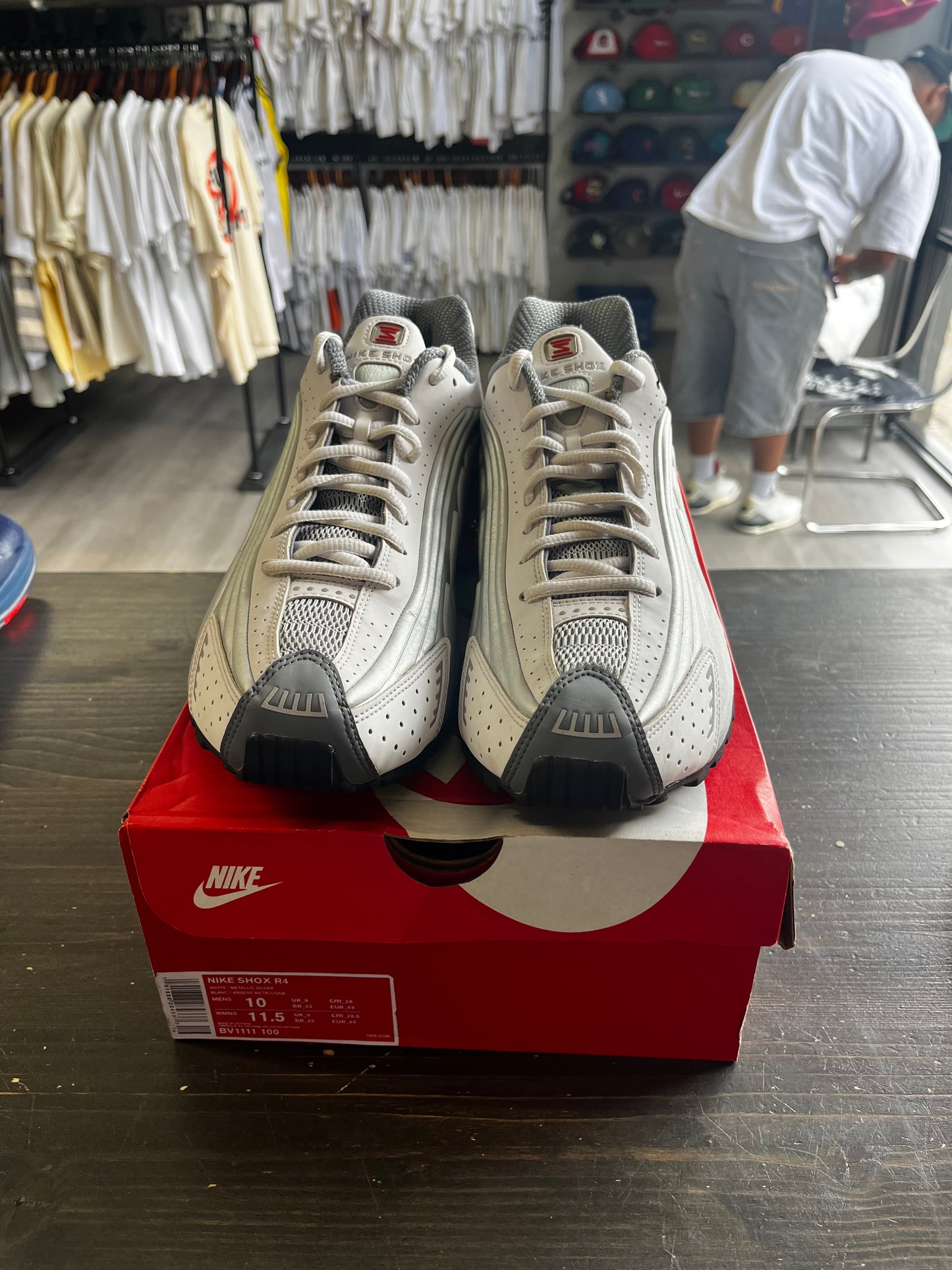 Pre-Owned Nike Shox R4 Metallic Silver Comet Red