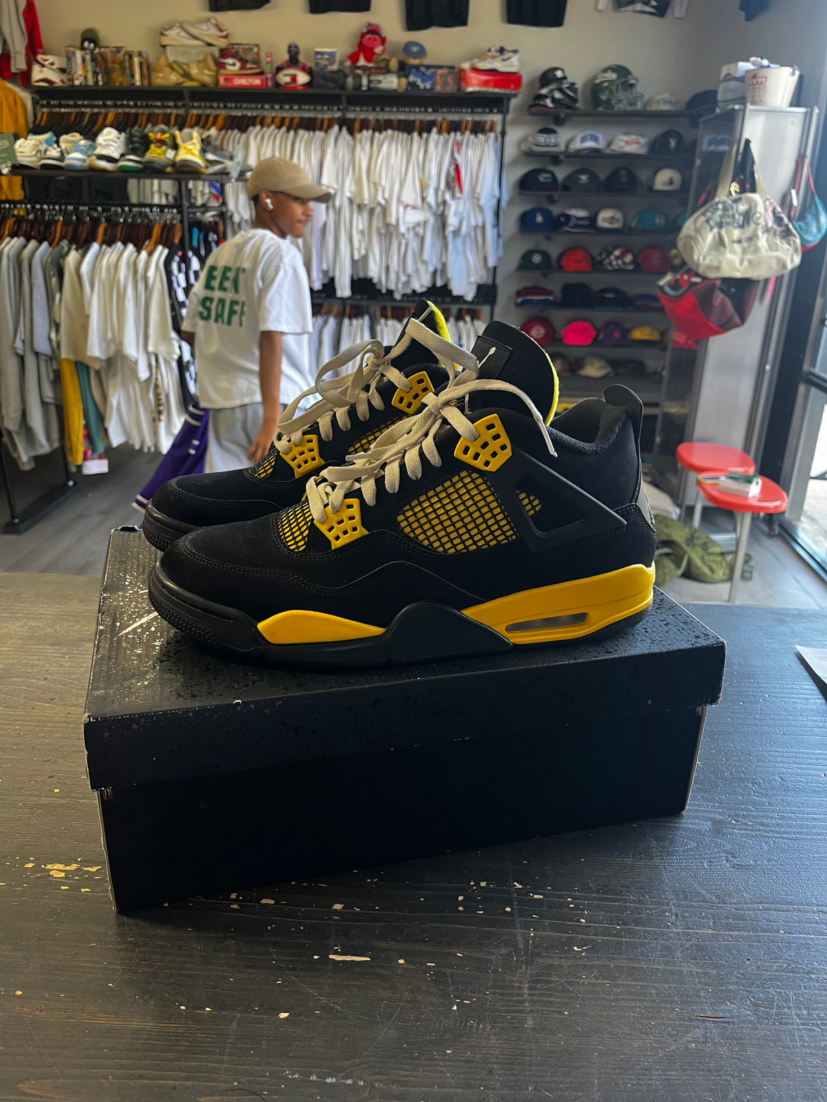 Pre-Owned Jordan 4 Retro Thunder (2023)