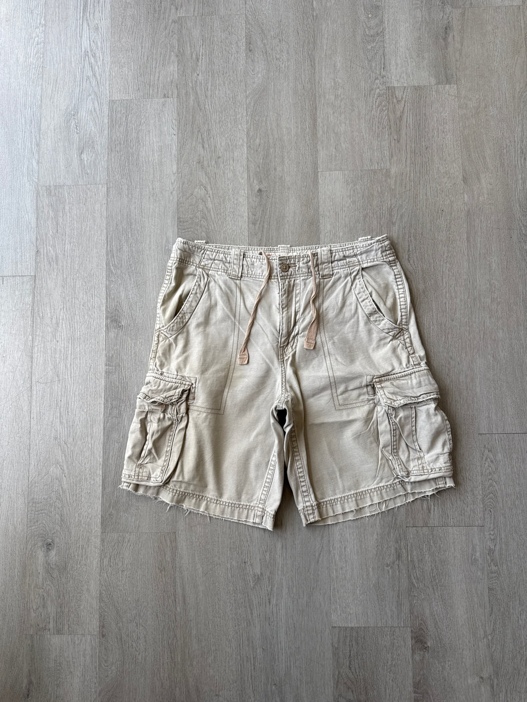 Vintage Mossimo Cargo Supply Light Tan Distressed Cargo Short