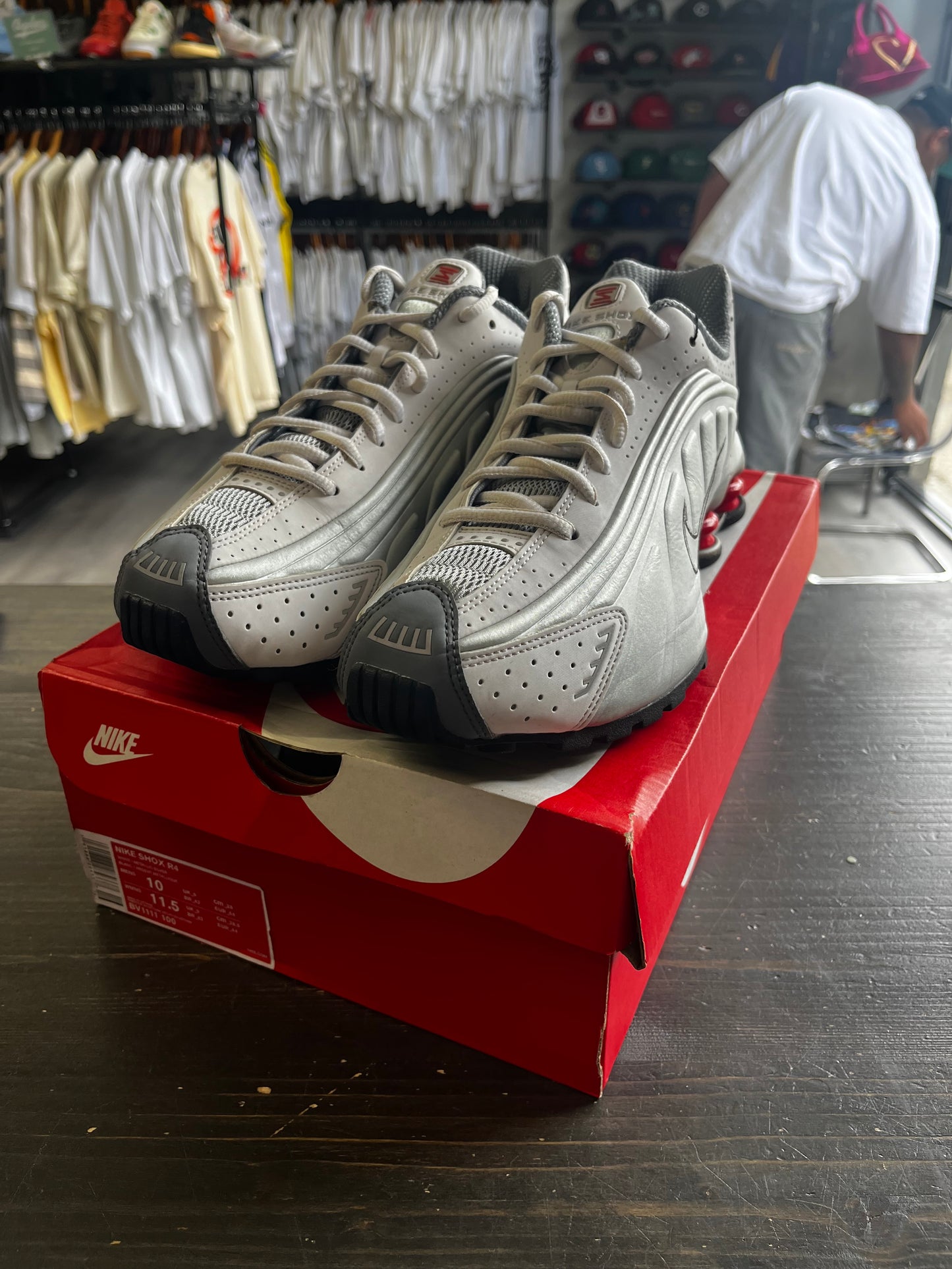 Pre-Owned Nike Shox R4 Metallic Silver Comet Red