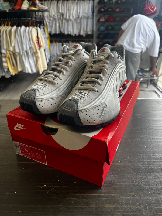 Pre-Owned Nike Shox R4 Metallic Silver Comet Red