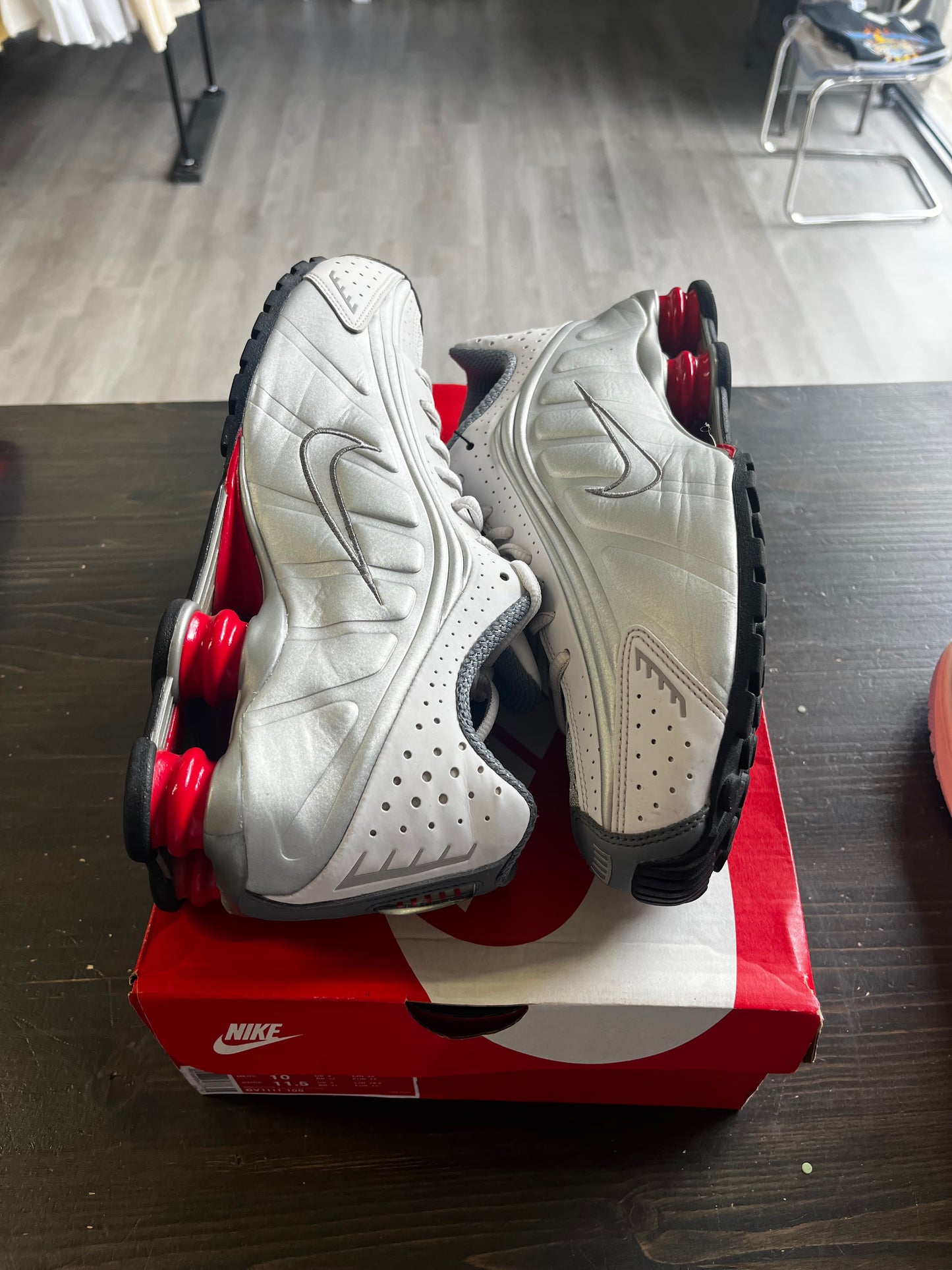 Pre-Owned Nike Shox R4 Metallic Silver Comet Red