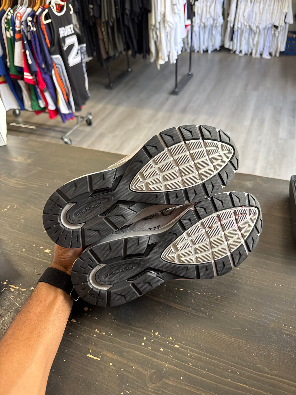 Pre-owned New Balance 990v5 Grey