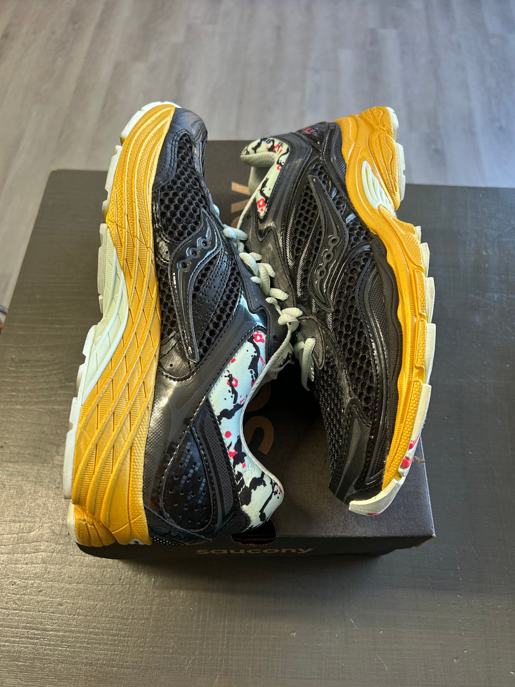 Pre-Owned Saucony ProGrid Omni 9 City Pack Tokyo