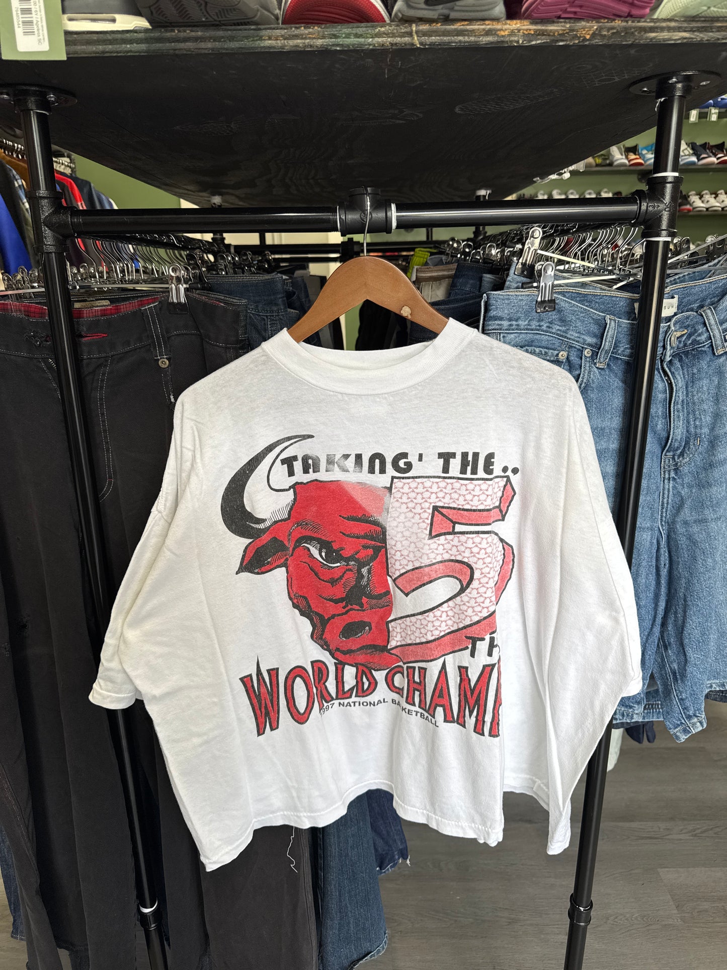 Vintage 1997 Chicago Bulls Taking The 5th World Championship Cropped Tee