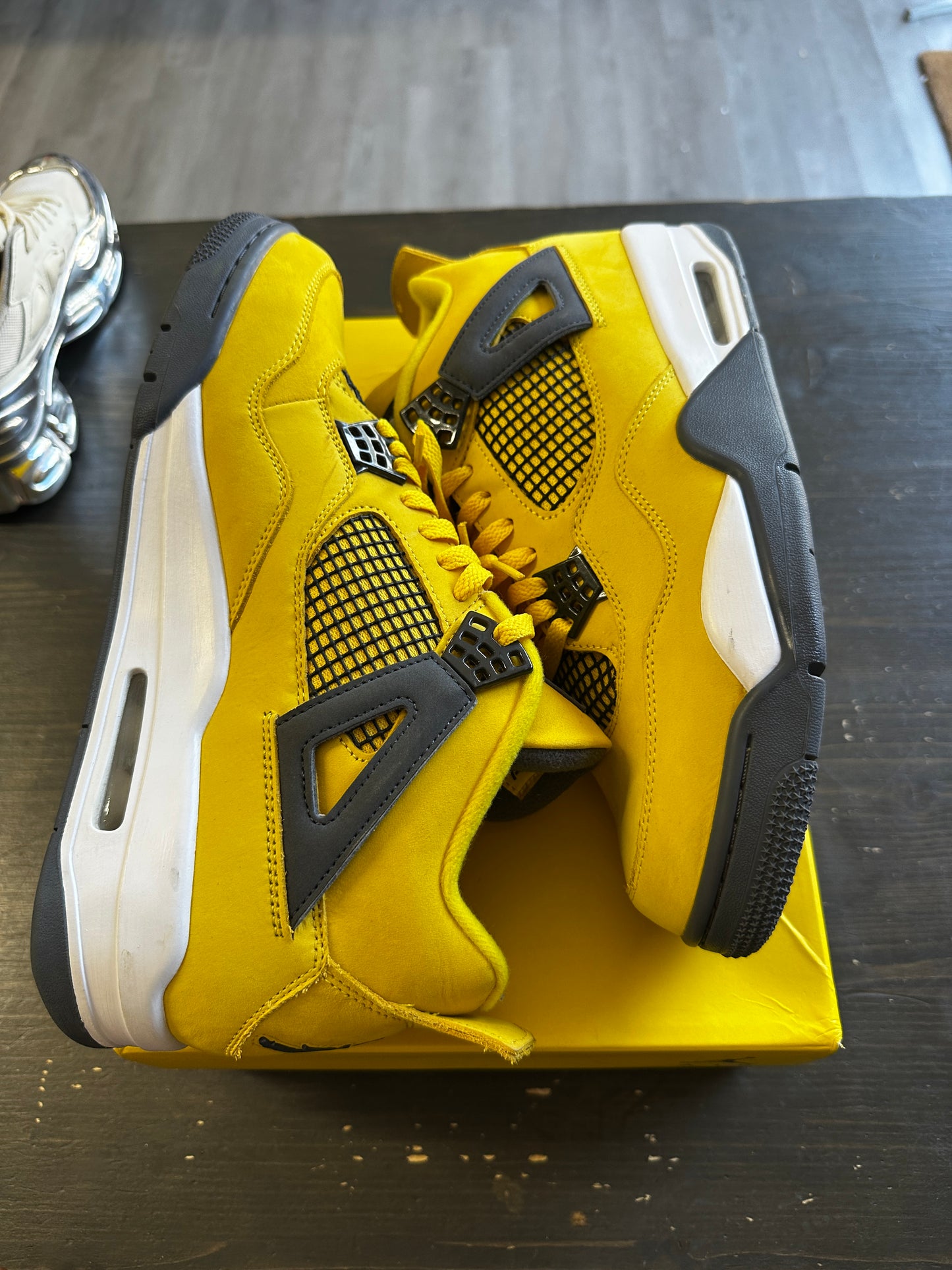 Pre-Owned Jordan 4 Retro Lightning (2021)