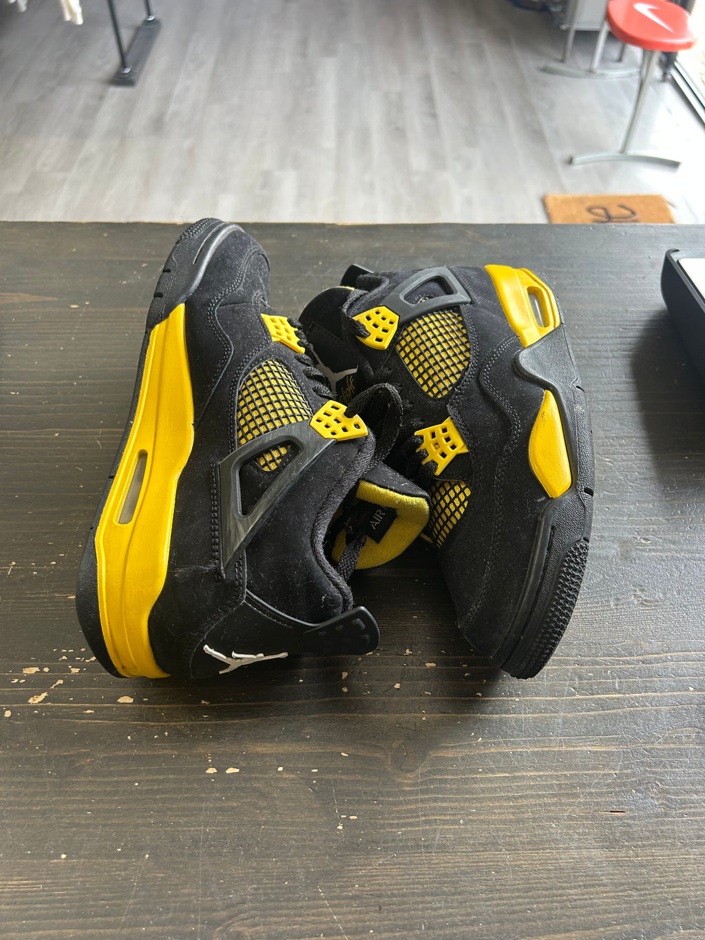 Pre-Owned Jordan 4 Retro Thunder (2023)